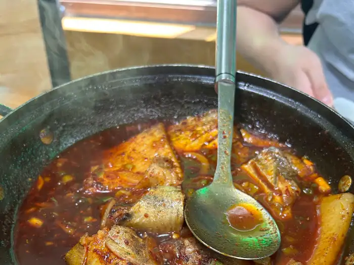 팔팔 끓고 있는 생선조림 뚝배기