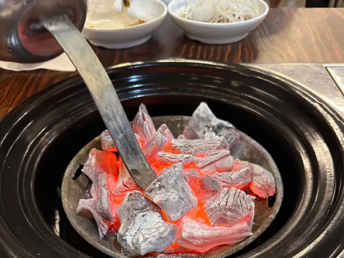 활활 타오르는 숯불