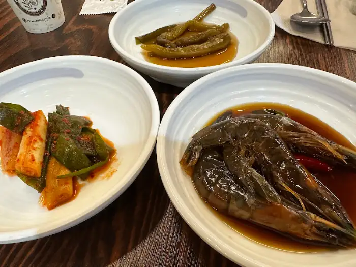 밑반찬으로 제공된 새우장, 김치, 장아찌