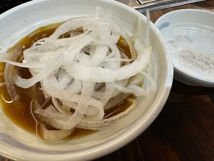 간장 베이스 양념에 재워진 양파 슬라이스