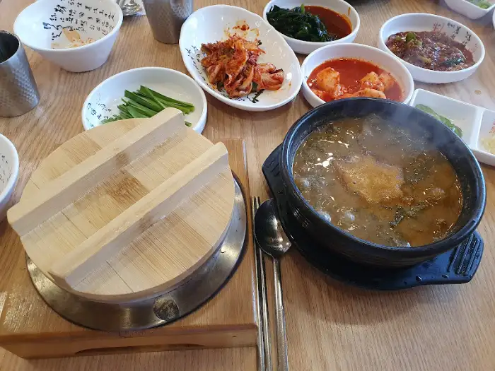김이 나는 추어탕 뚝배기