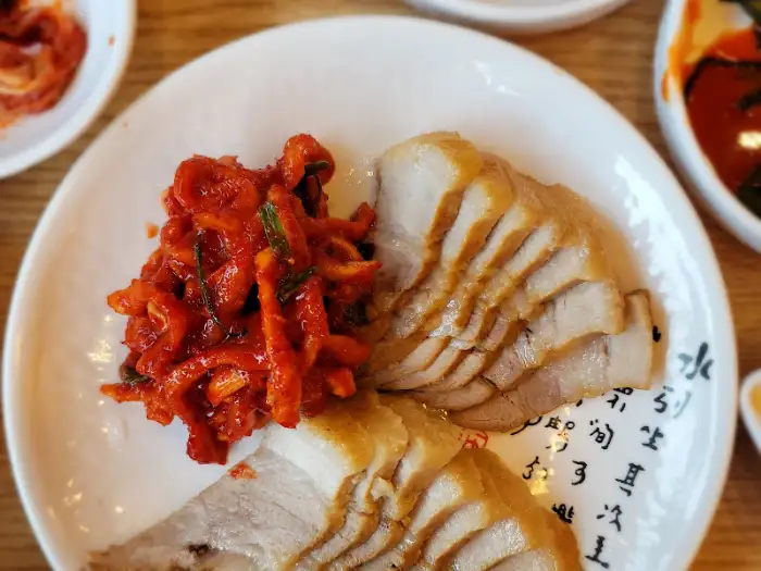 보쌈과 김치 한 점