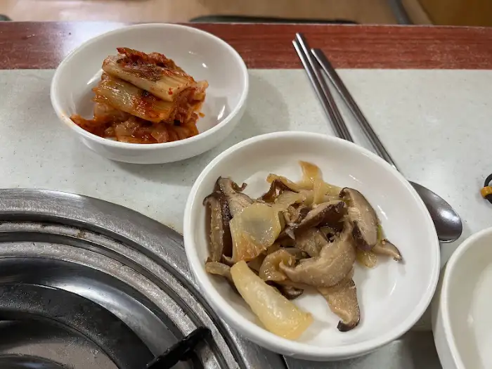 김치와 버섯 반찬 사진