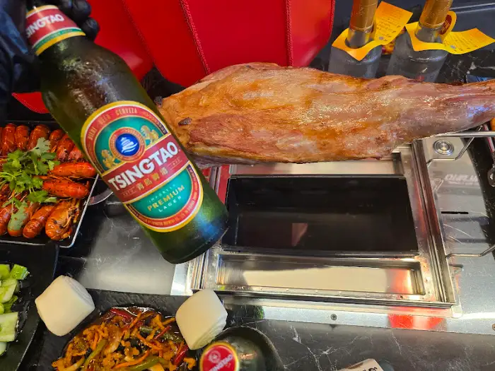 테이블 위에 놓인 칭따오 맥주와 양다리