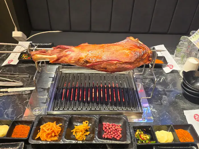 로스터 위에서 돌아가는 양다리