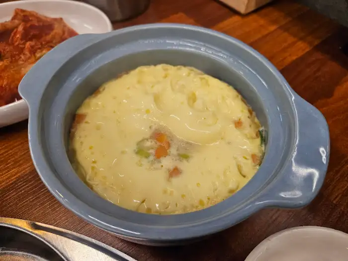 김치찌개 안에 담긴 두부와 야채