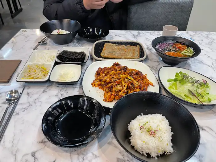먹음직스러운 쭈꾸미볶음이 담긴 접시
