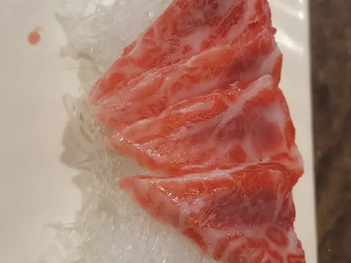 맛있게 먹고 있는 참치회 클로즈업