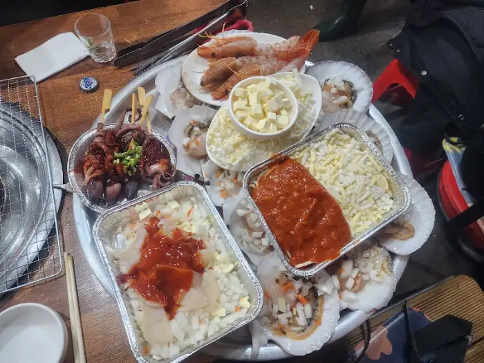푸짐하게 차려진 해산물 모둠 한 상