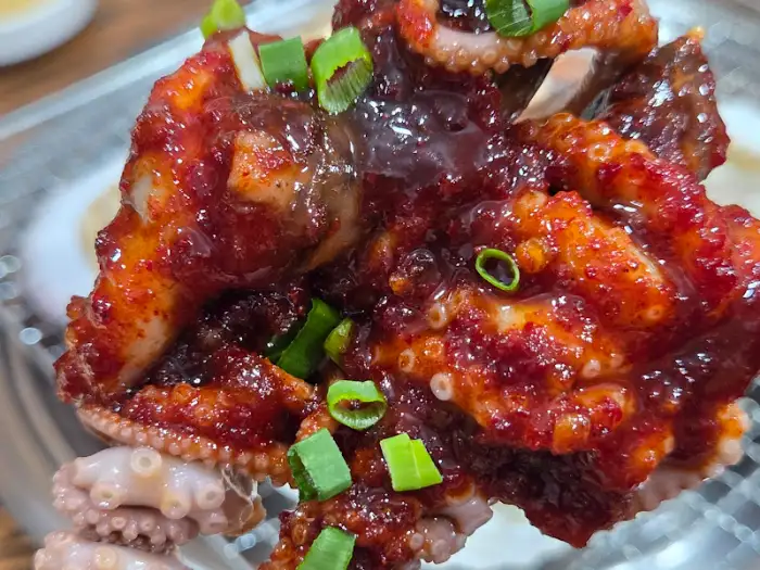 양념 버무려진 꼬치 문어