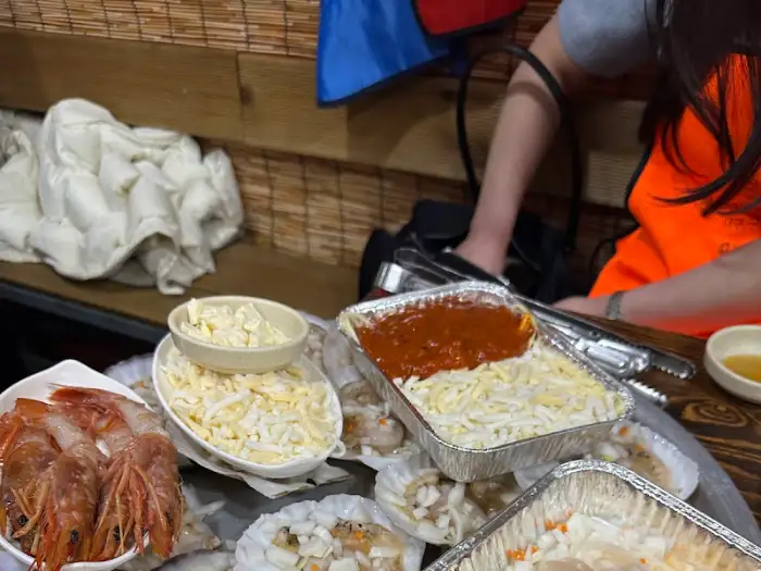 여러 해산물이 조화롭게 담긴 접시