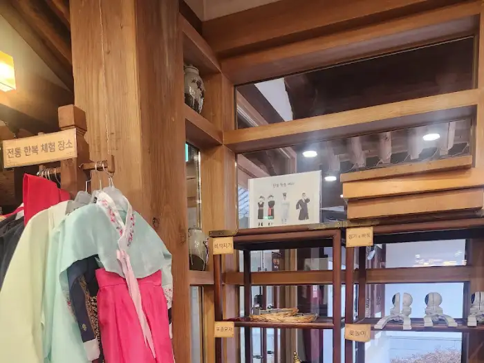 한복이 전시된 모습