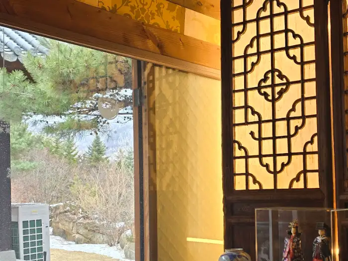 한옥 내부 창문 너머로 보이는 풍경