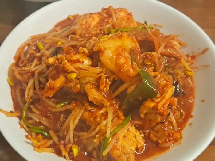 접시 가득 담긴 아구찜의 모습. 빨간 양념에 푸짐한 아구살과 채소가 어우러져 있습니다.