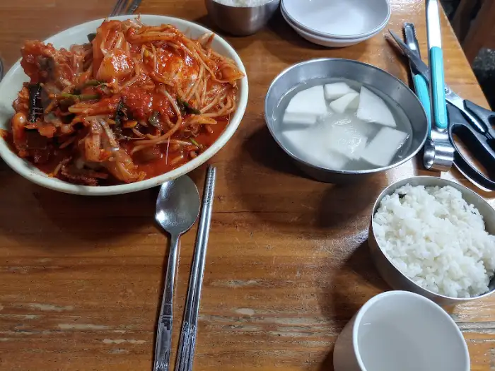 아구찜과 함께 나온 밥, 동치미, 소주잔 등의 구성