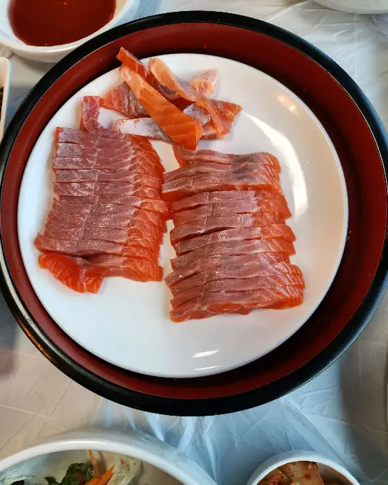 싱싱한 송어회 한 접시