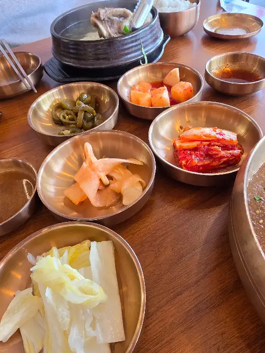 다양한 밑반찬과 메인 메뉴가 준비된 상차림