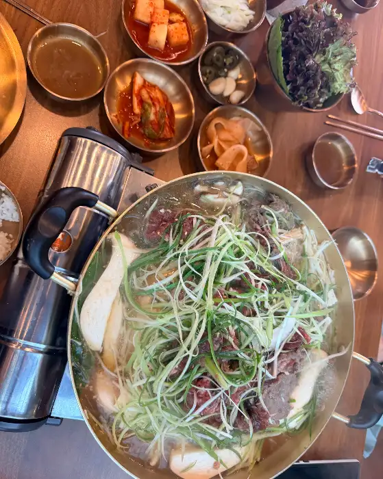푸짐하게 담겨 나온 냉면과 육전