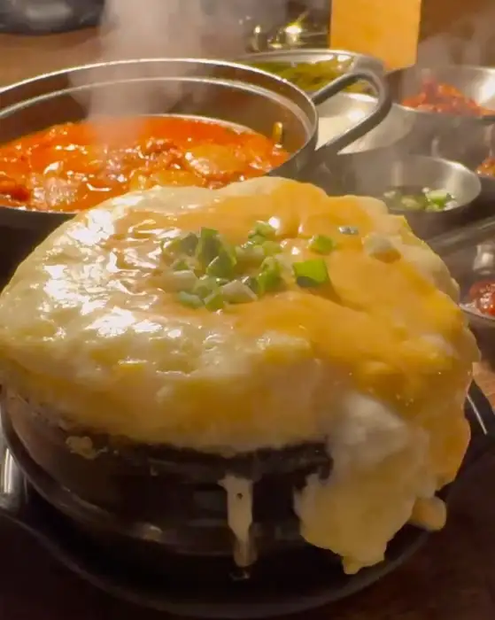 김치찌개와 명란마늘 돌솥밥이 함께 나온 모습