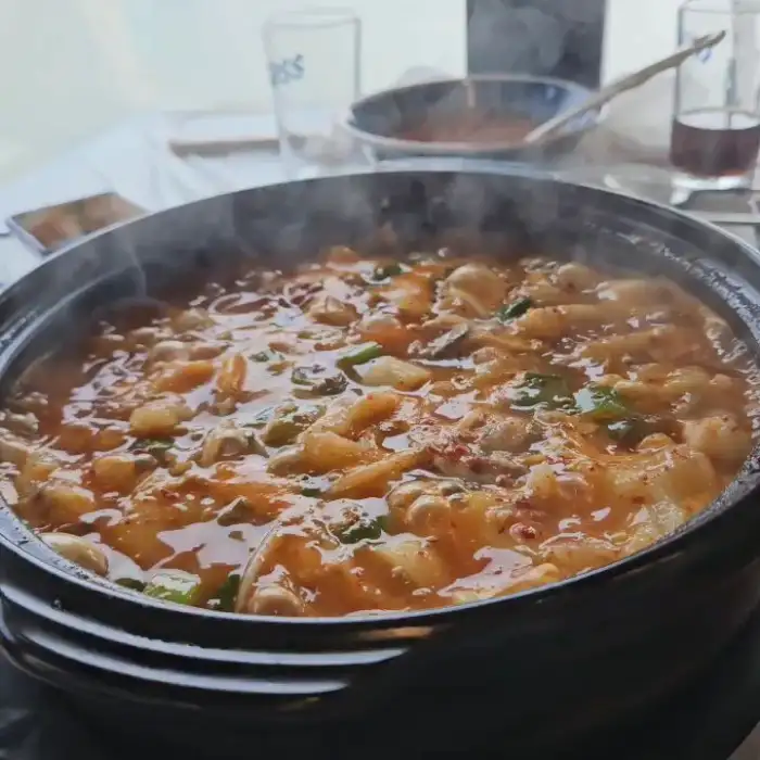 팔팔 끓고 있는 매콤한 비주얼의 매운탕