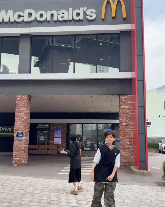 맥도날드 외관과 사람들의 모습