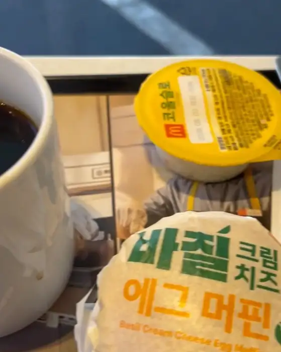 매장 내부 테이블과 주문 안내 스티커