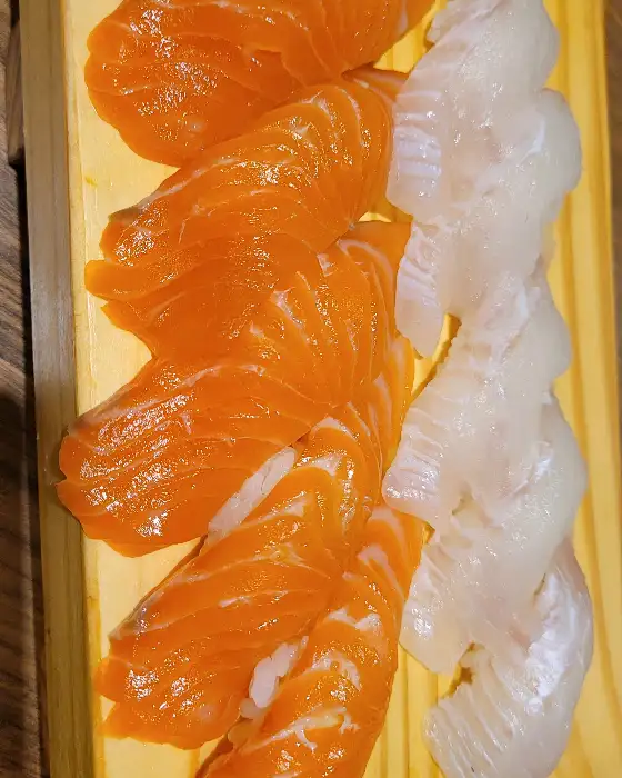 정갈하게 담긴 연어 초밥 단면