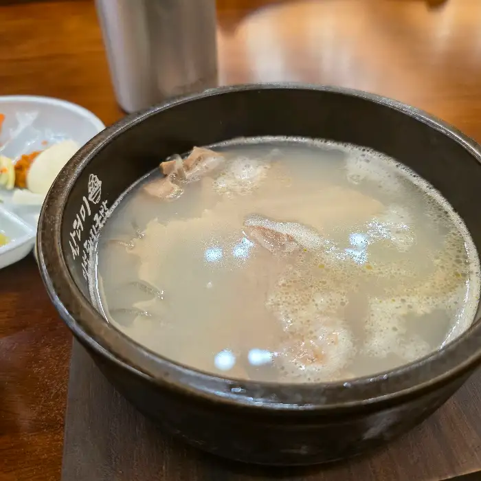 진한 국물의 돼지국밥이 담긴 그릇