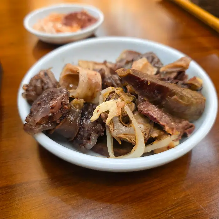 다양한 부속고기와 순대가 담긴 접시