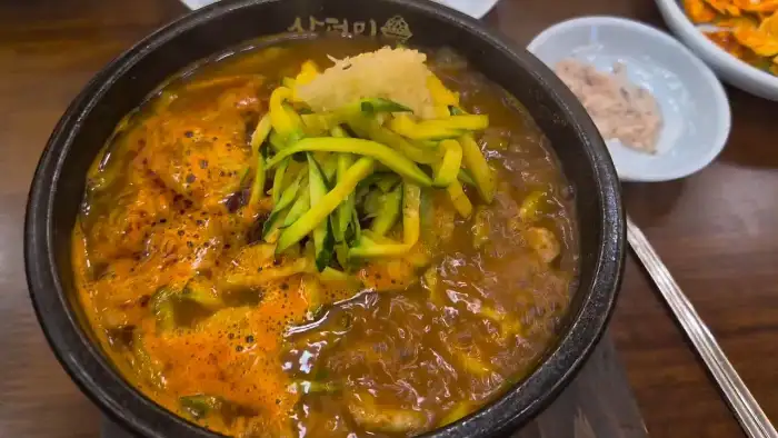 매콤한 비주얼의 애호박 돼지국밥