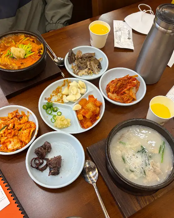 식탁 위에 차려진 푸짐한 한상차림