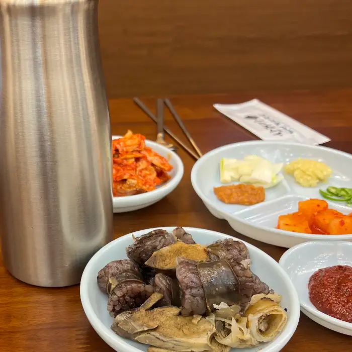 다양한 김치와 곁들임 음식이 놓인 식탁