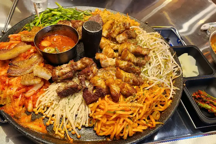 멜젓 소스에 찍어 먹는 삼겹살