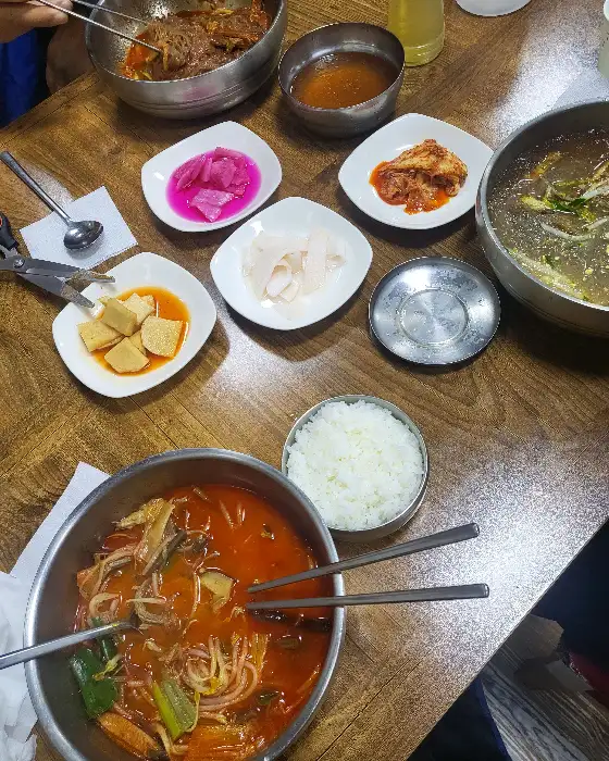 유진면옥 차돌 육개장과 여러 밑반찬