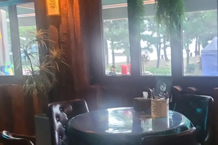 그숲 부산점 내부 테이블 모습