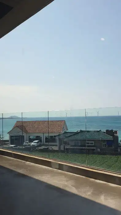 창밖으로 보이는 제주 바다 풍경