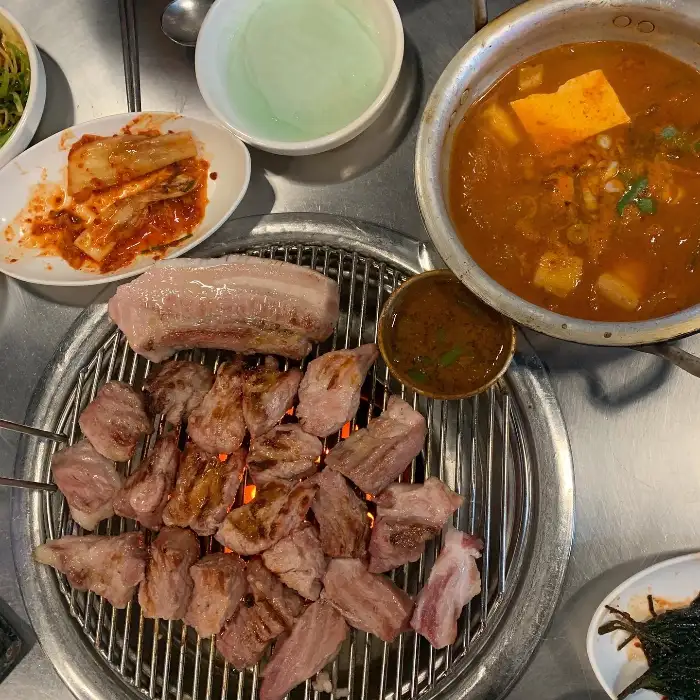 도넛과 함께 나온 김치찌개와 반찬