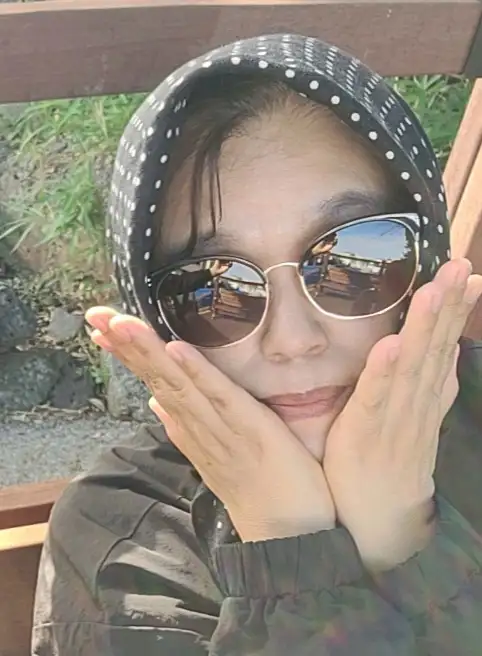 앞접시에 담긴 다양한 종류의 도넛