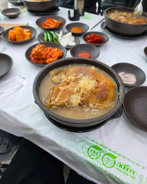 테이블 전체 상차림, 누룽지 삼계탕, 김치, 깍두기, 풋고추, 쌈장 등