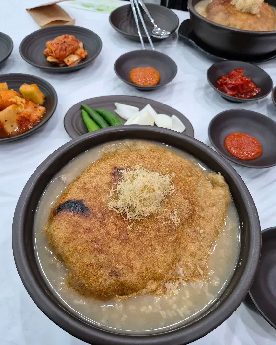 누룽지 삼계탕과 다양한 반찬들