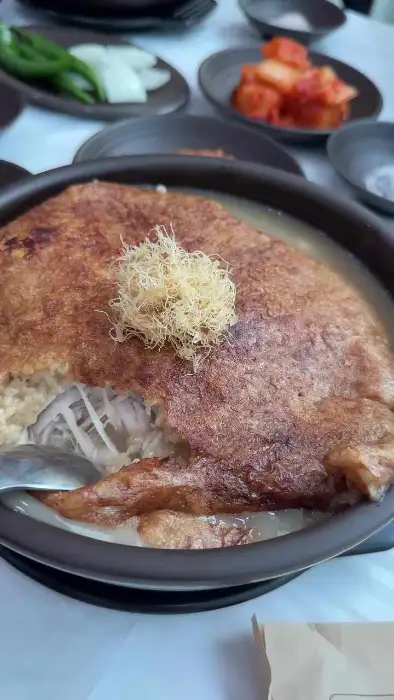 누룽지 삼계탕을 덜어내는 모습