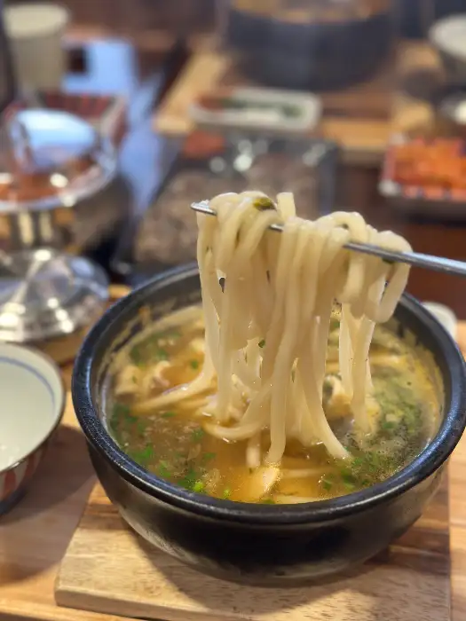 국밥에 우동면발을 건져올리는 모습