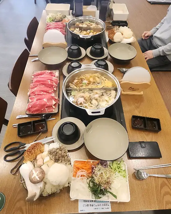 푸짐하게 차려진 샤브샤브 한 상 차림