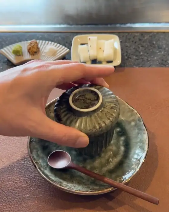 철판 요리에 사용될 다양한 재료들이 준비된 모습