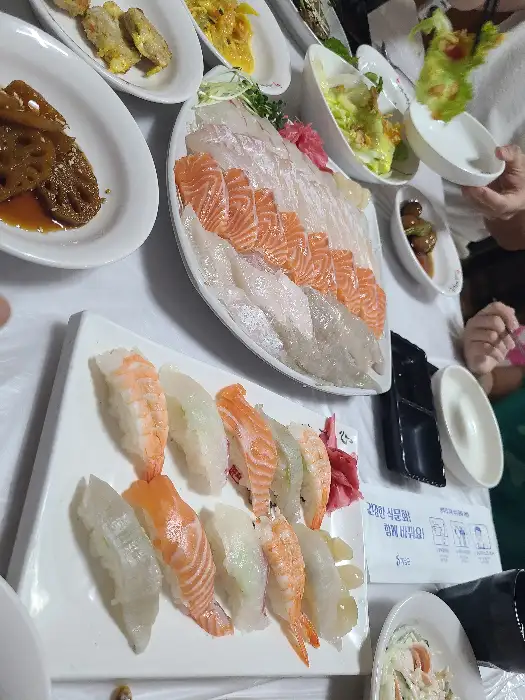 푸짐하게 차려진 한상차림