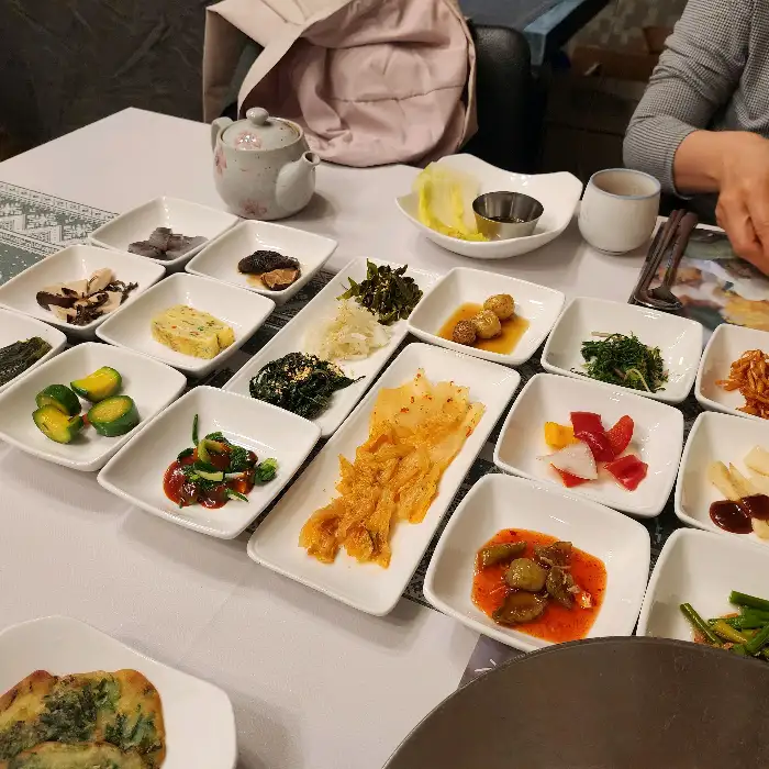 다양한 종류의 반찬이 차려진 한상차림