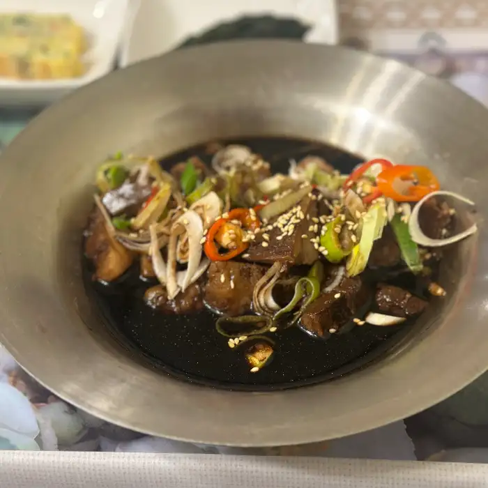 진한 소스에 버무려진 고기 요리