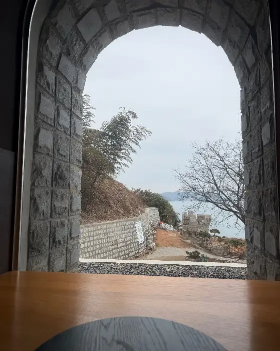 창문을 통해 보이는 바다 풍경