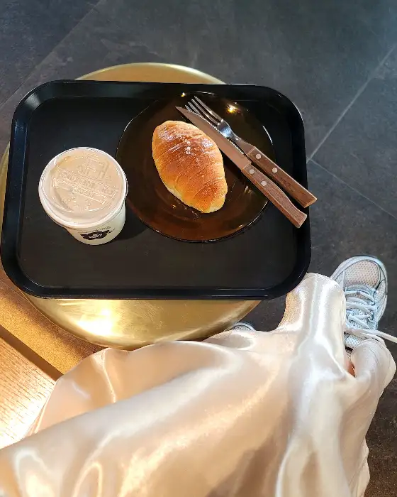 테이블 위에 놓인 커피와 빵