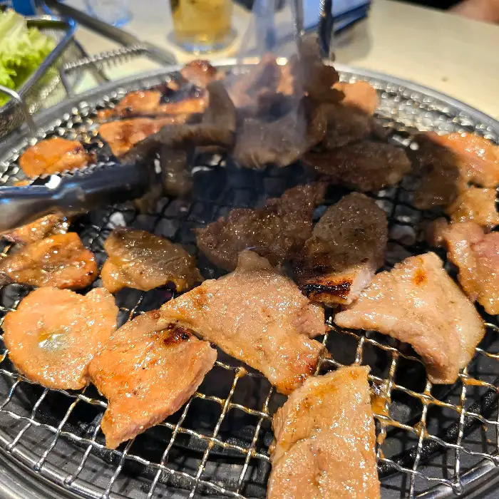 숯불 위에 구워지는 갈비